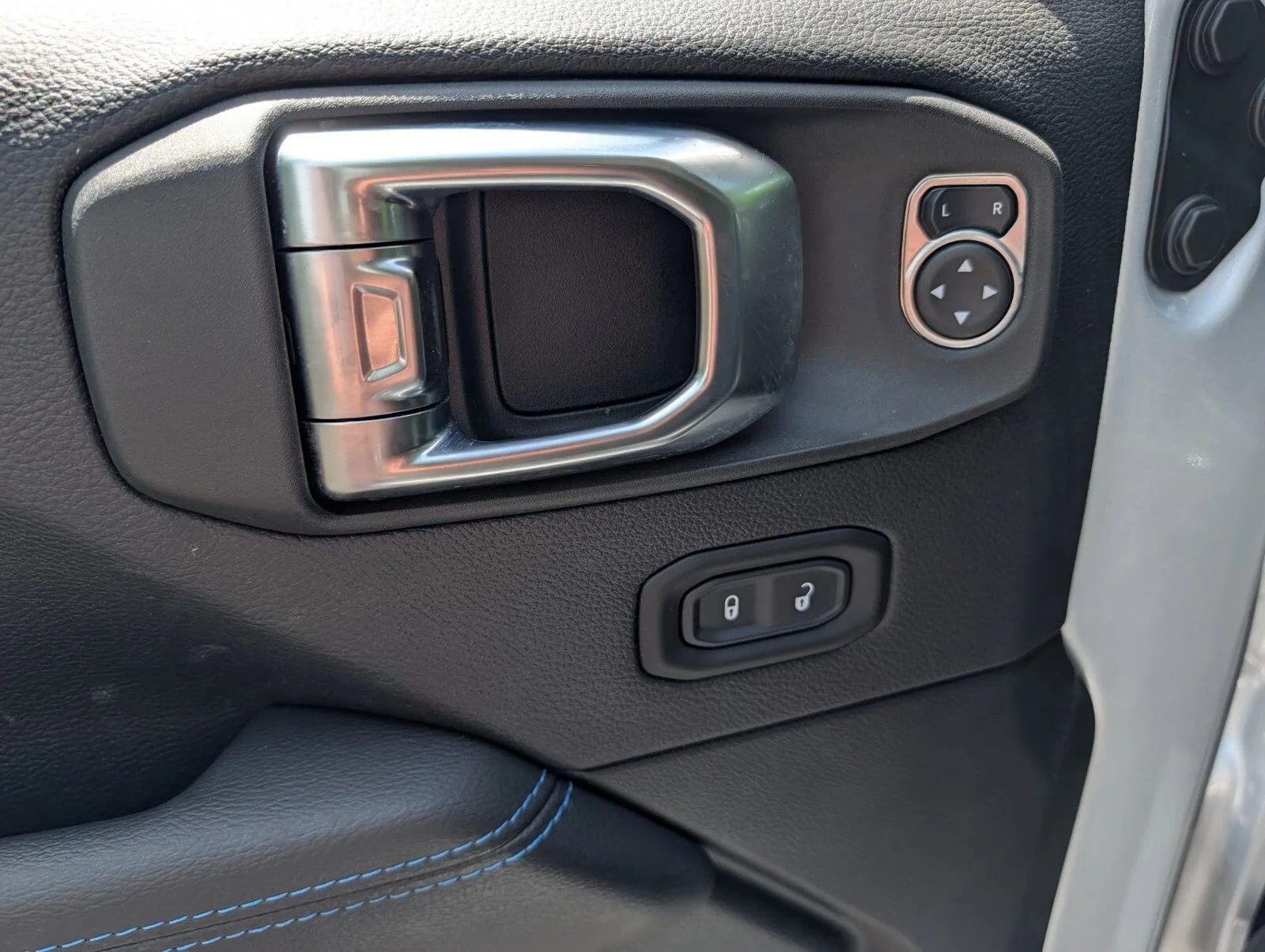 Used 2023 Silver Jeep Rubicon 4x4 image 30