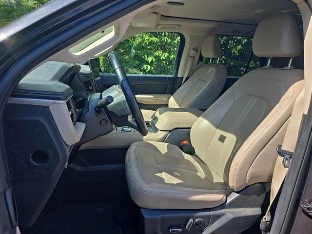 Used 2022  Ford Limited image 22