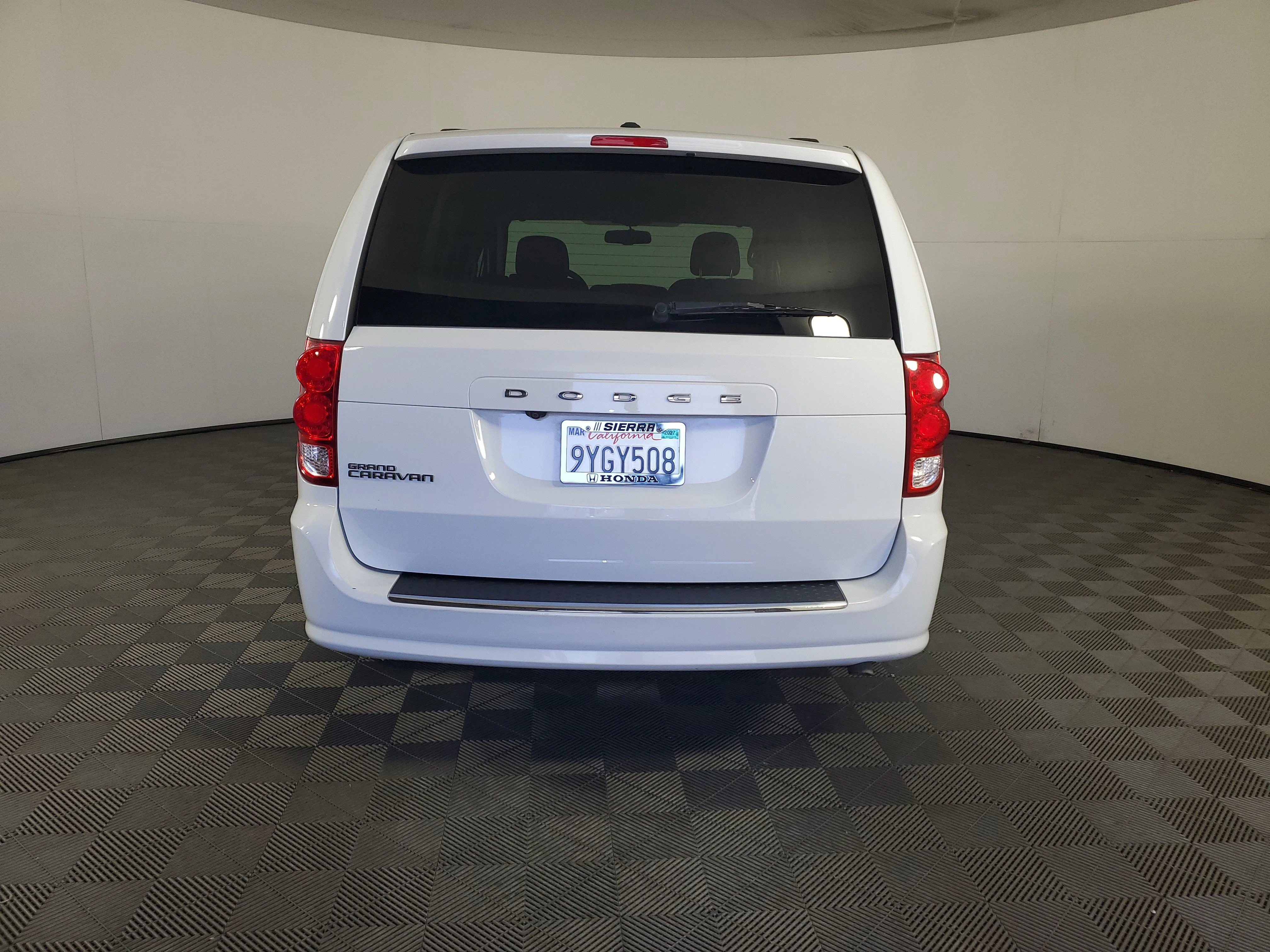 Used 2018 White Knuckle Clearcoat Dodge SE image 5
