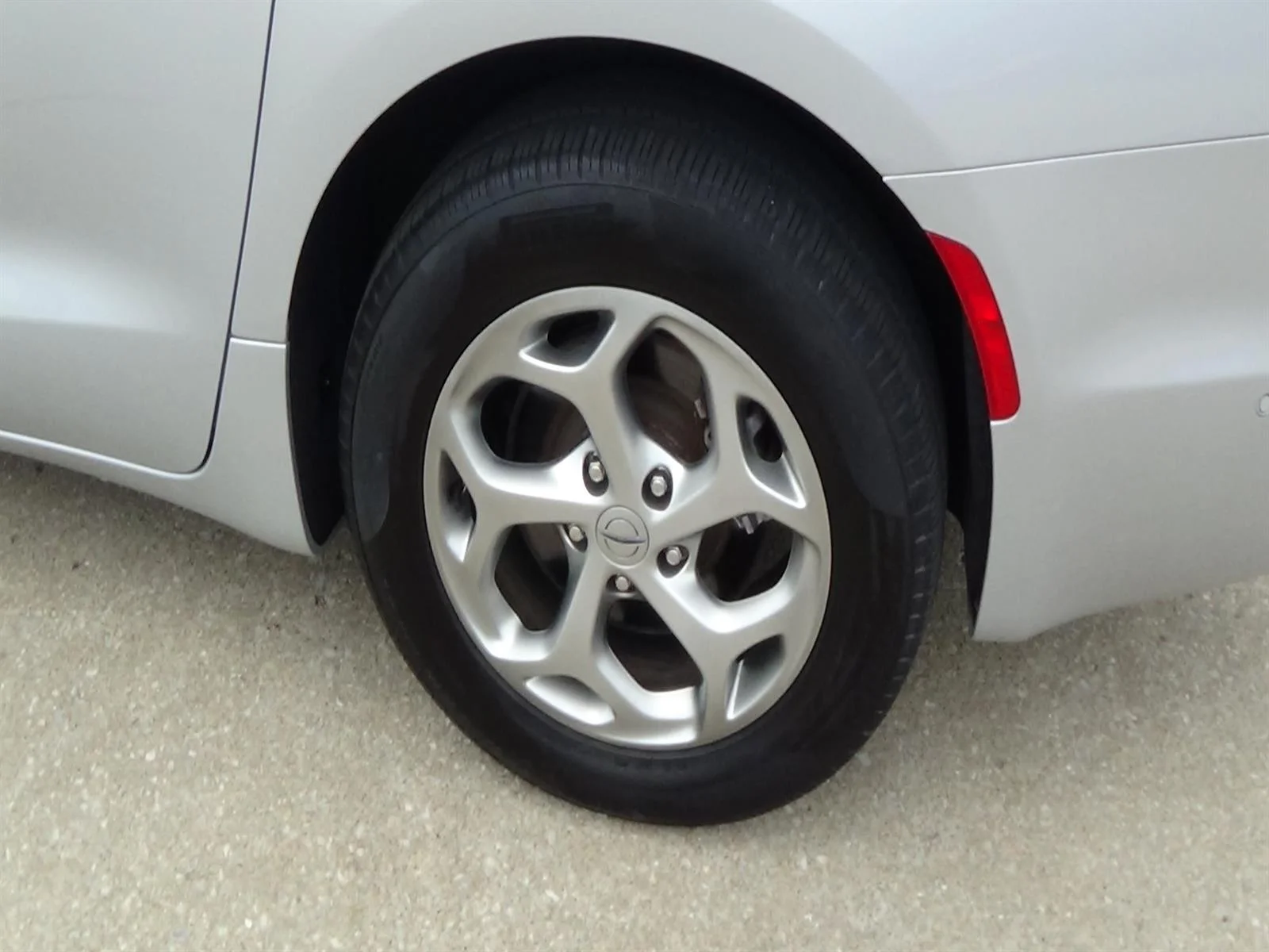 Used 2024 Silver Mist Clear Coat (pse) Chrysler Limited image 9