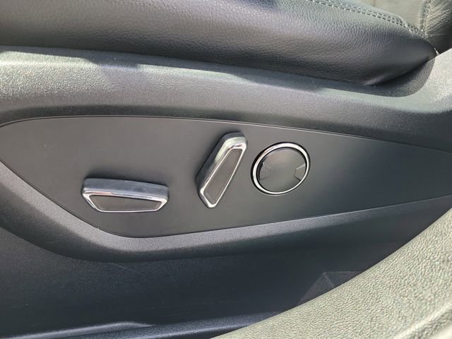 Used 2016 White Lincoln Premiere image 19