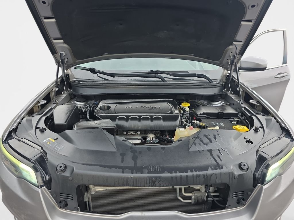 Used 2019 Billet Silver Metallic Jeep Latitude image 23