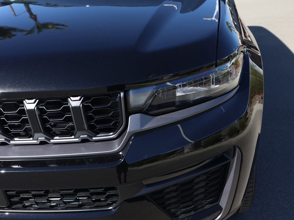 New 2026 Diamond Black Crystal Pearl-Coat Exterior Paint Jeep Limited image 9