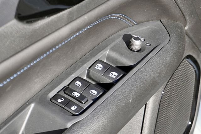 New 2026 Bright White Clearcoat Jeep Latitude image 26