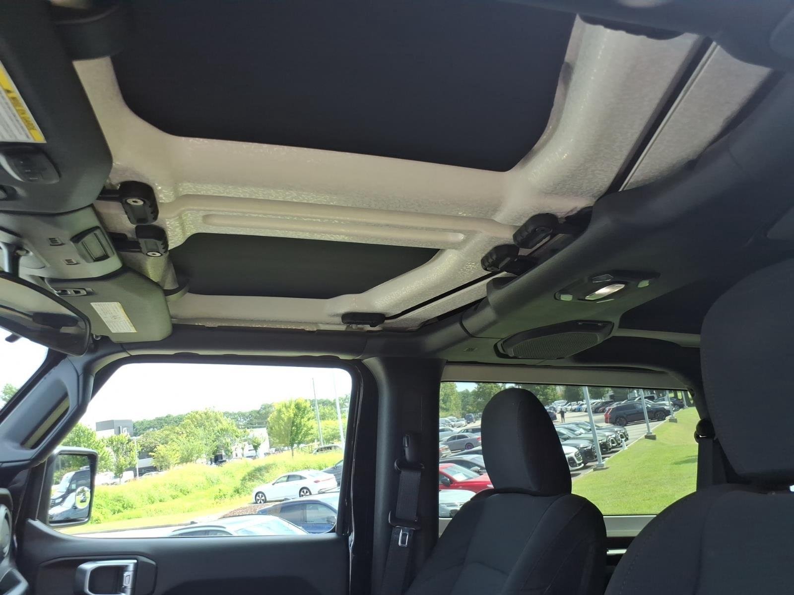 Used 2018 Black Clearcoat Jeep Sport S image 12