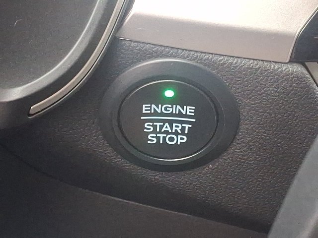 Used 2020 Green Ford SE image 22