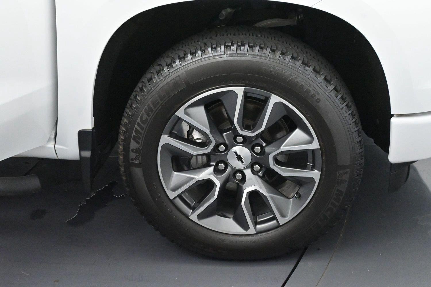 Used 2023 SUMMIT WHITE Chevrolet RST image 19