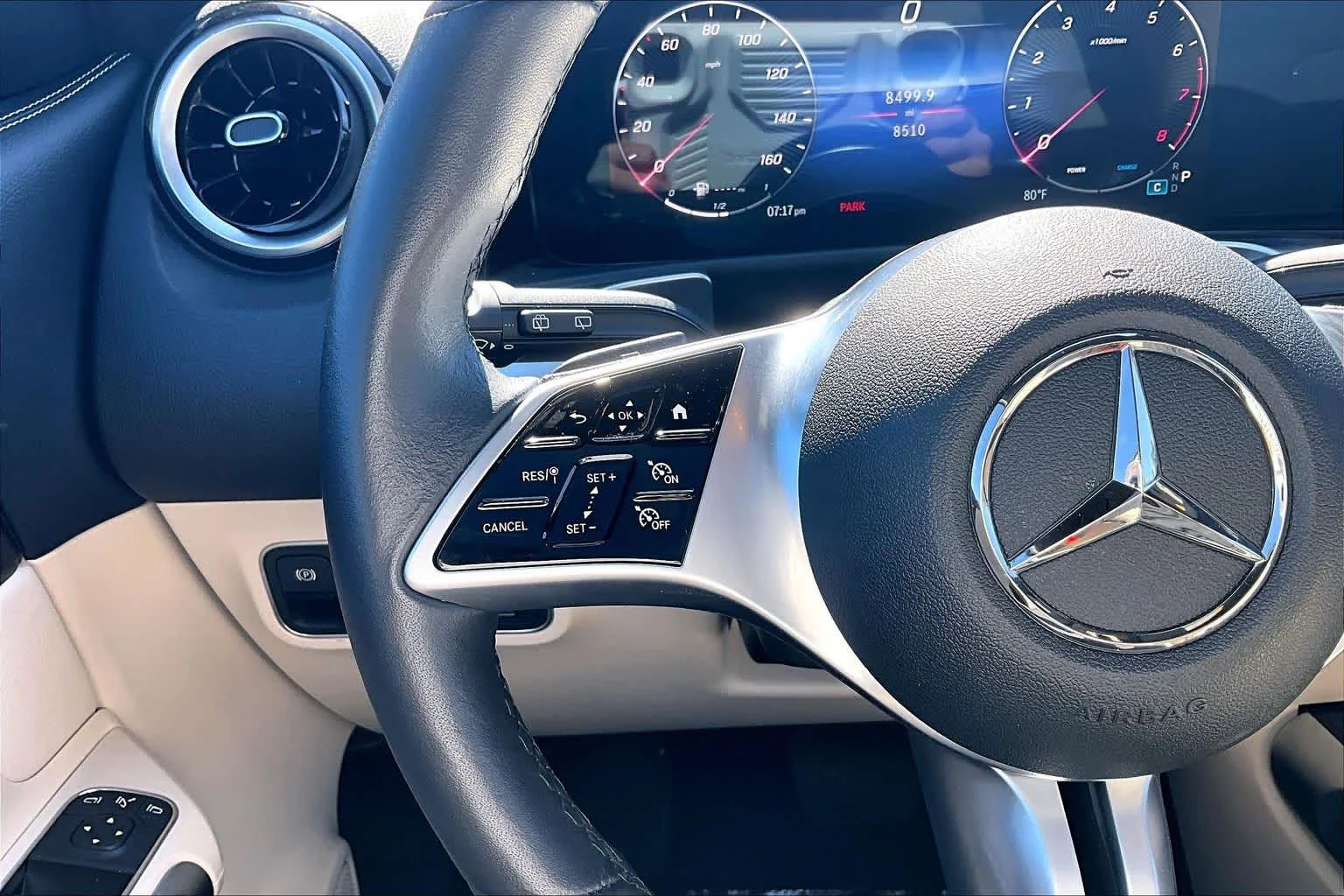 Used 2026 Polar White Mercedes-Benz GLB 250 image 23