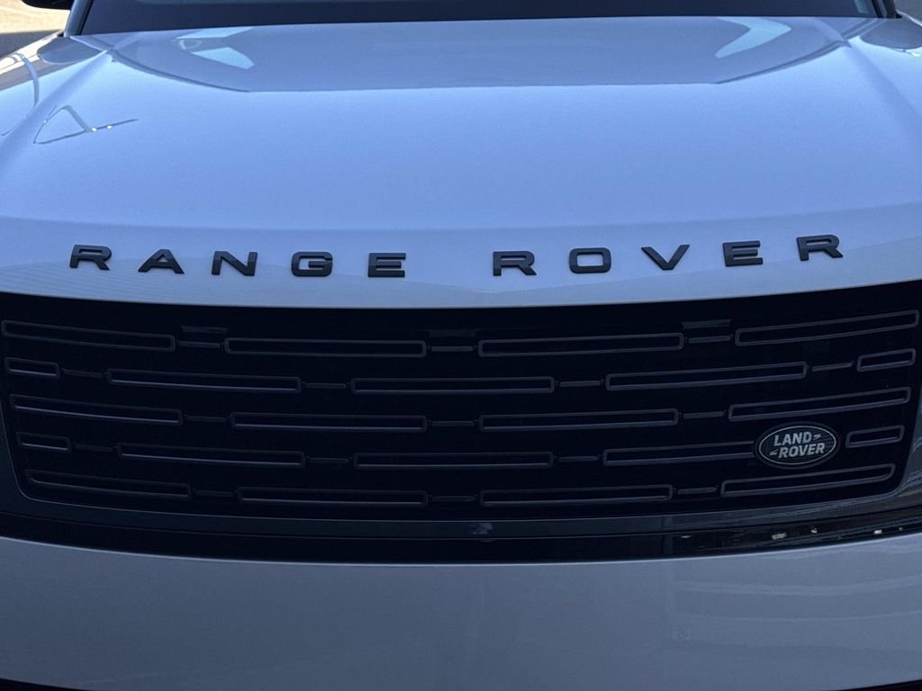Certified Used 2024 Icy White SV Bespoke Special Effect Gloss Land Rover Autobiography image 11