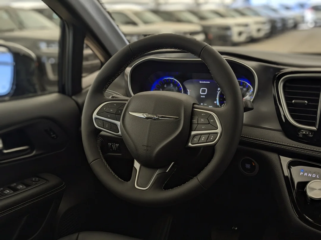 New 2026 Black Chrysler Select - - FWD - 360 Camera - FAV Edition - Power Liftgate - Remote Start & More! image 15