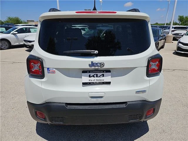 Used 2021 Alpine White Clearcoat Jeep Latitude Front-wheel Drive image 3