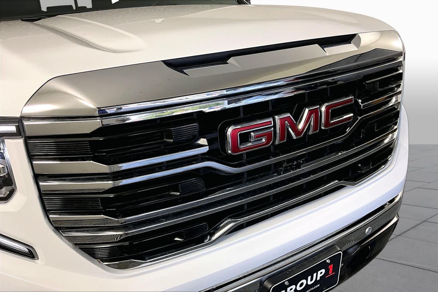 Used 2025 Summit White GMC SLT image 29