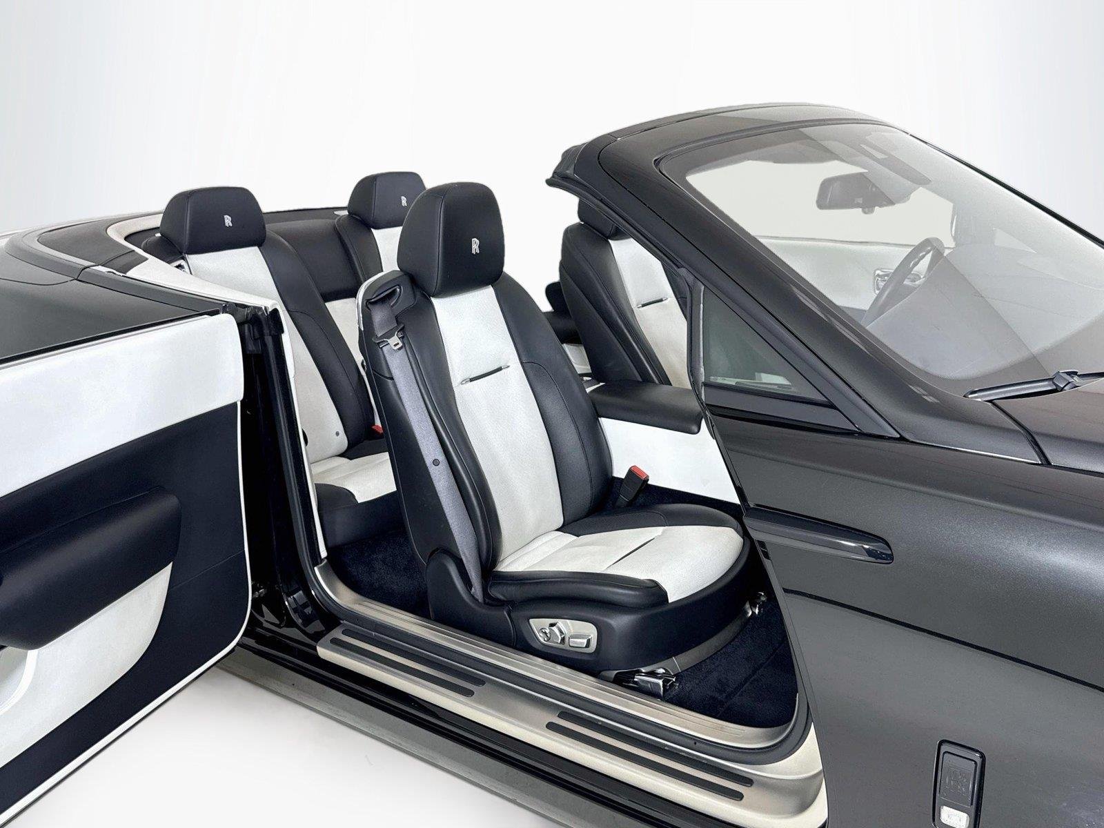 Used 2018 Obsidian Rolls-Royce  image 24