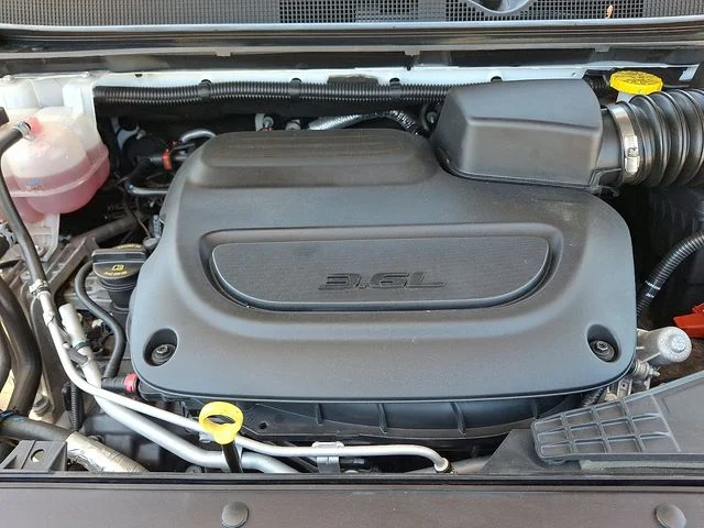 Used 2025 White Chrysler Select image 29