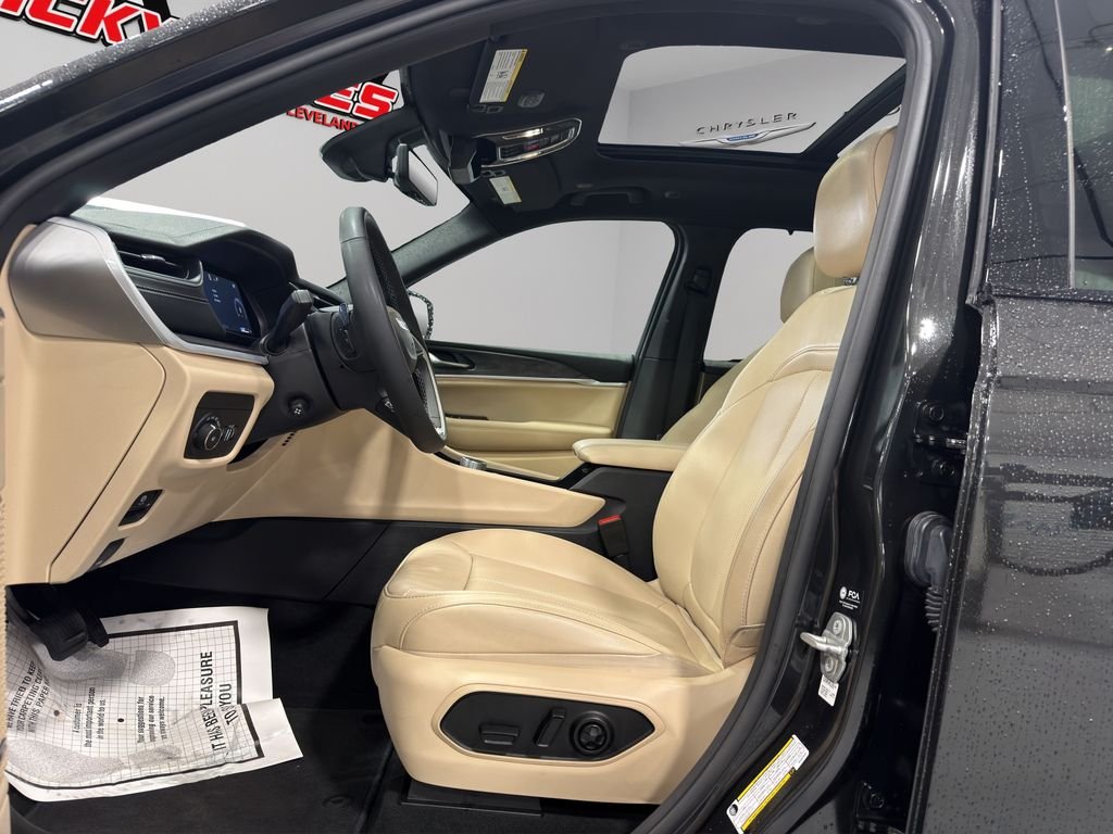 Used 2024 Rocky Mountain Pearlcoat Jeep Limited image 4
