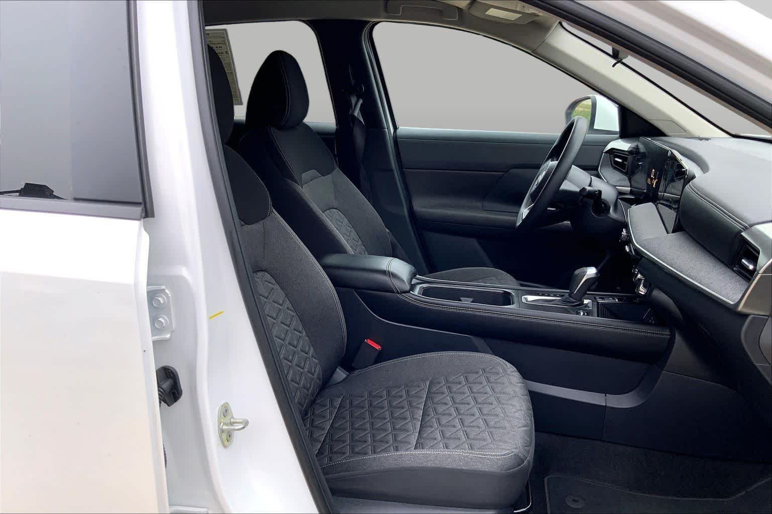 Used 2025 Aspen White Tricoat Nissan SV image 17