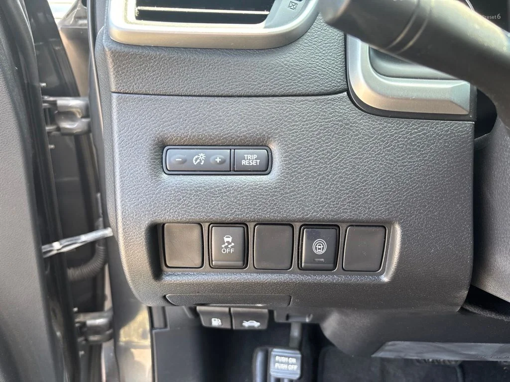 Used 2020 Gray Nissan S image 13