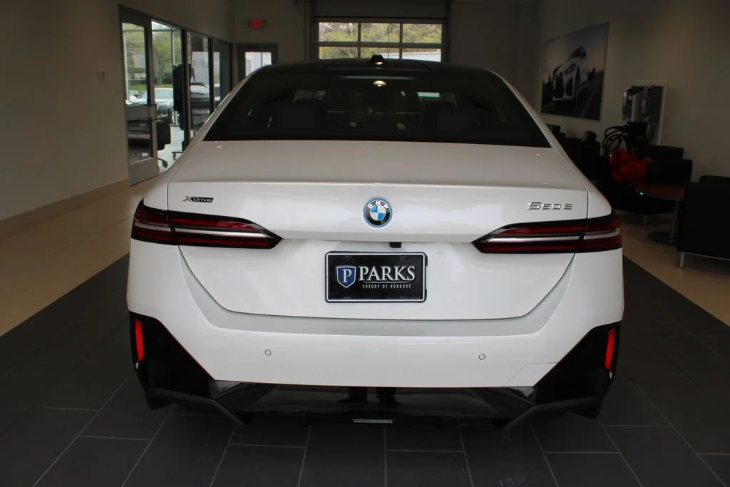 New 2026 Mineral White Metallic BMW 550e xDrive image 25