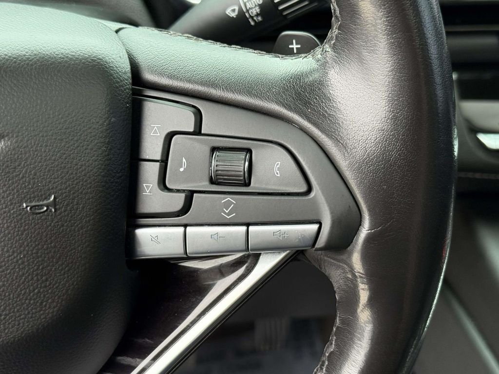 Used 2022 White Cadillac Sport image 23