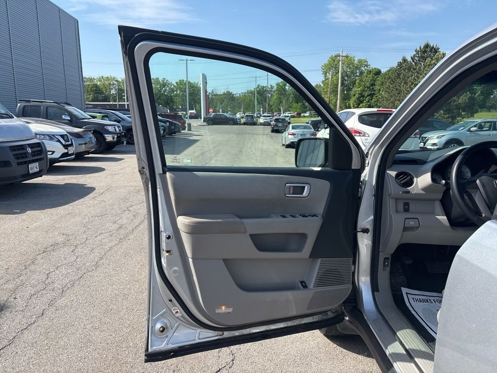 Used 2011 Silver Honda LX image 16