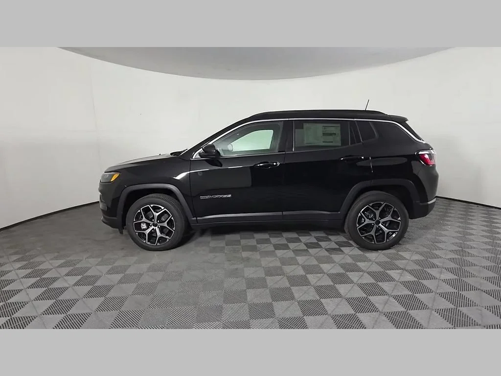 New 2026 Diamond Black Crystal Pearlcoat Jeep Limited image 40