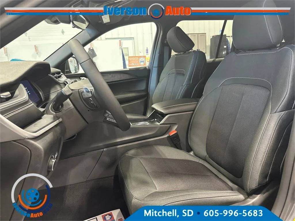 New 2026 Baltic Gray Metallic Clear-Coat Exterior Paint Jeep Laredo X image 16