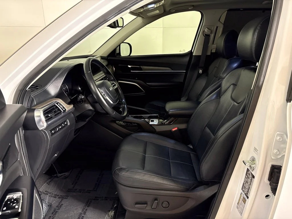 Used 2022 White Kia EX image 27