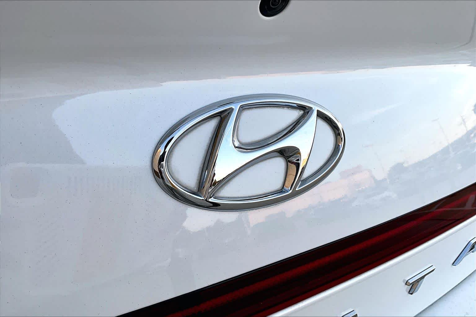 Used 2021 Hyper White Hyundai Limited image 9
