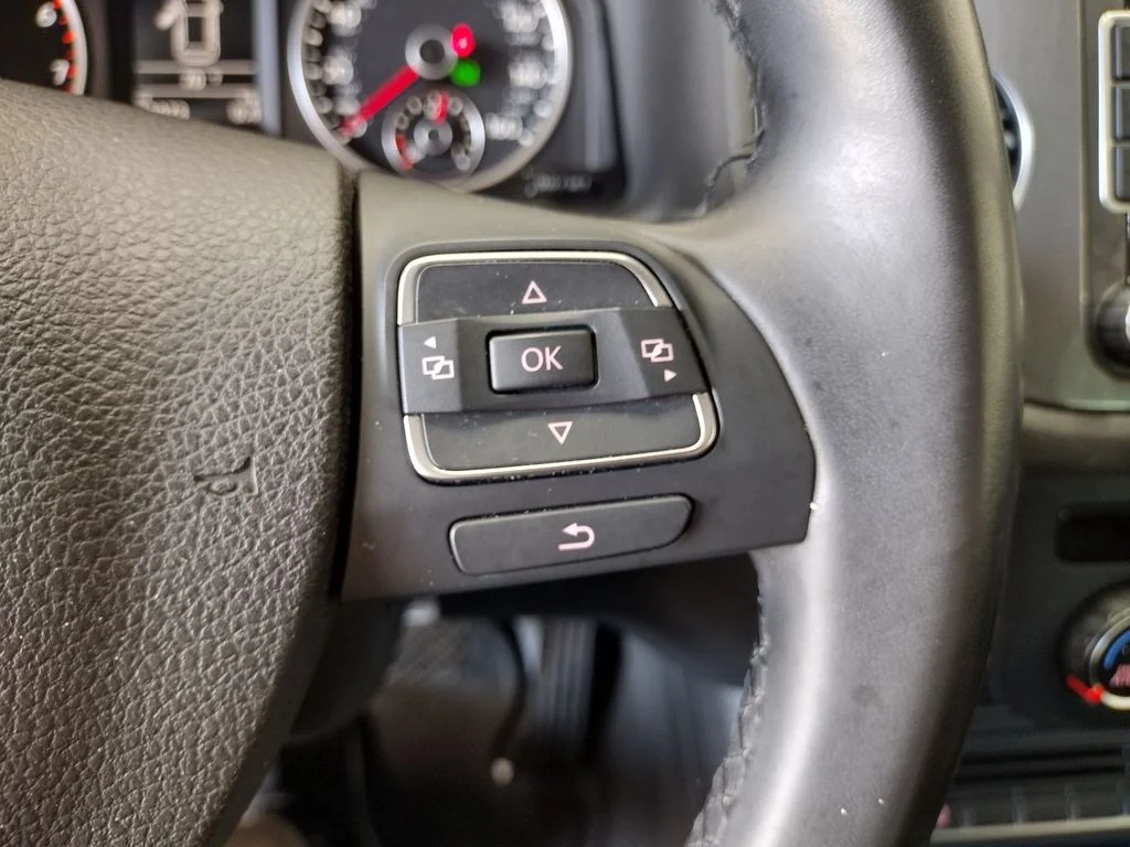 Used 2014 White Volkswagen SE image 23