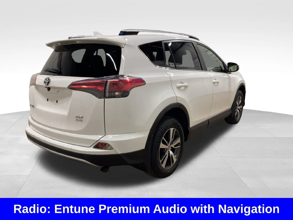Used 2018 White Toyota XLE image 4