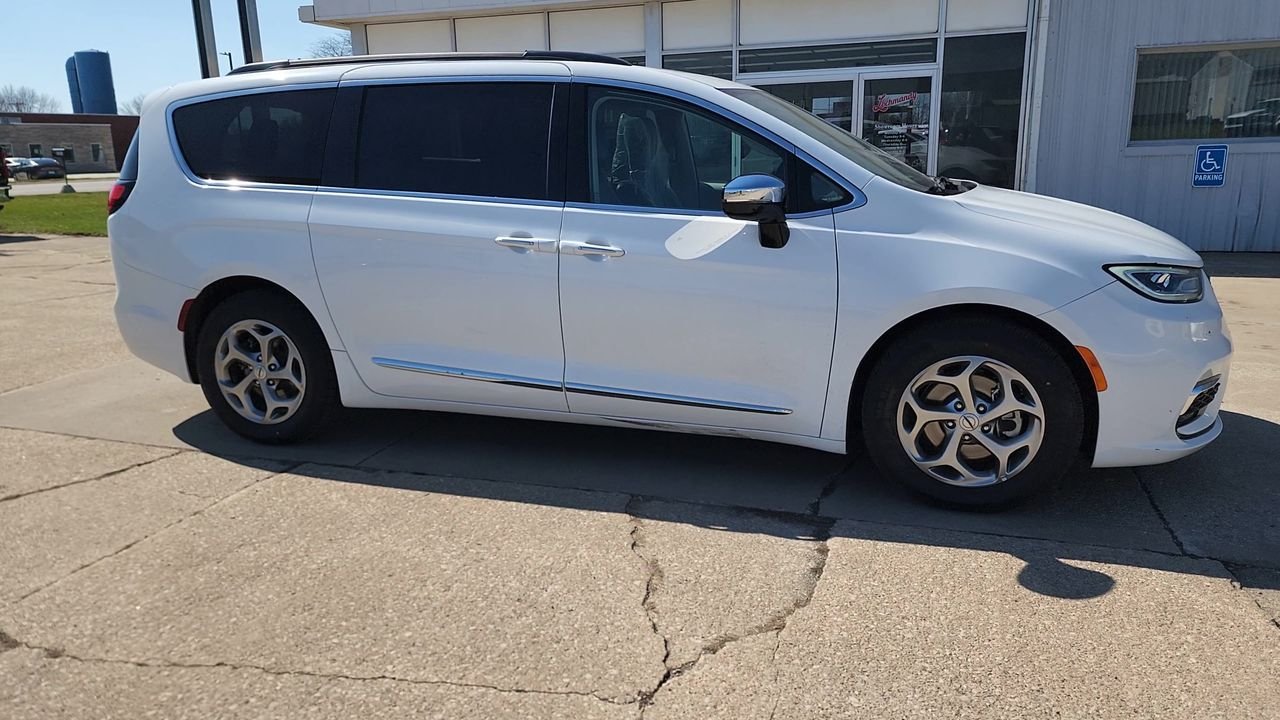 Used 2023  Chrysler Limited image 6