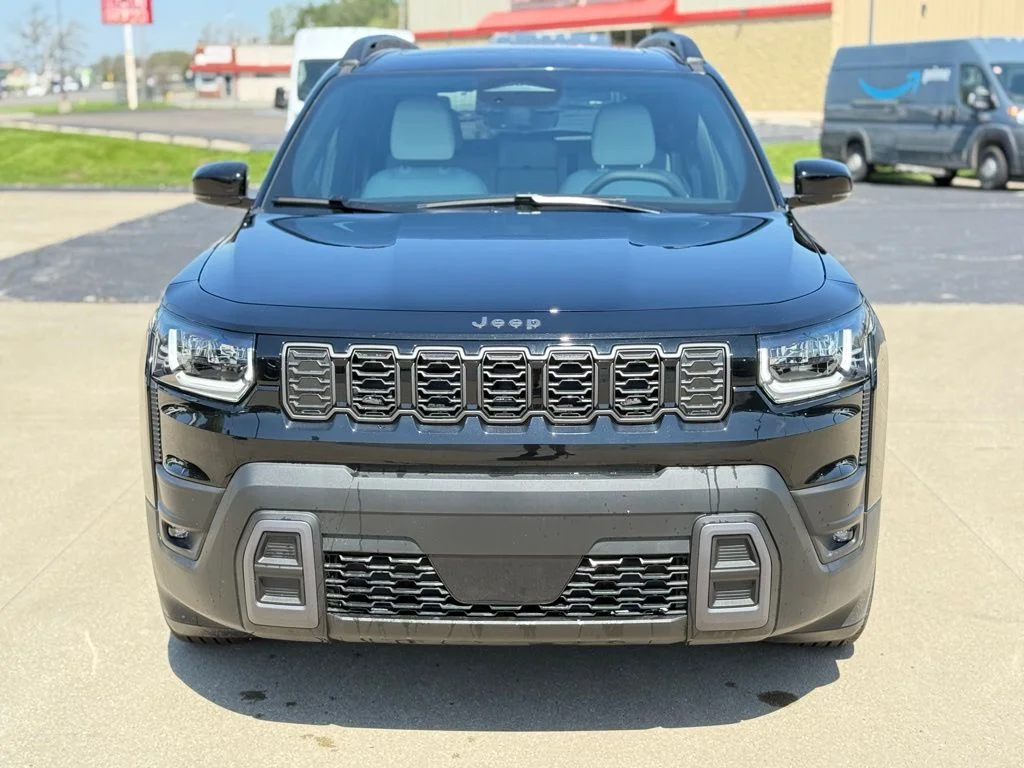 New 2026 Diamond Black Crystal Pearl-Coat Exterior Paint Jeep Limited image 2