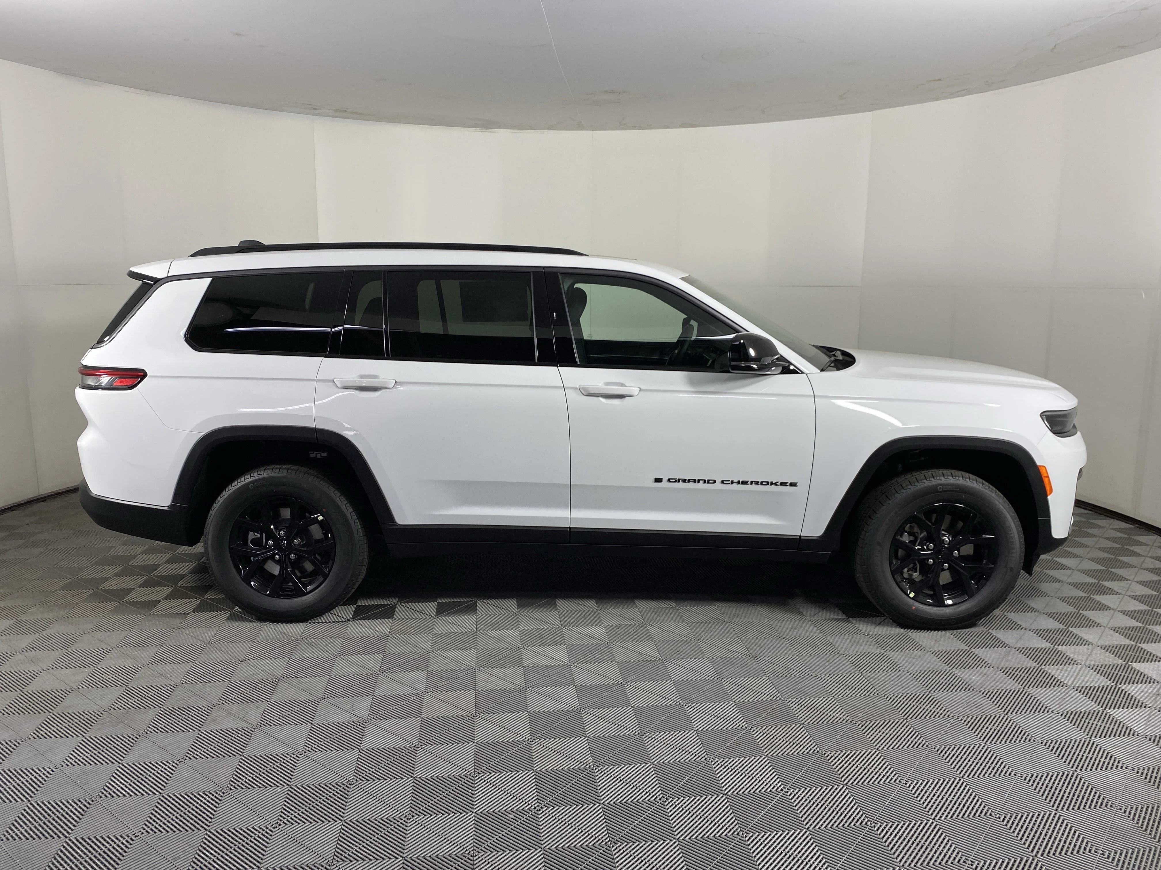 New 2026 Bright White Clear-Coat Exterior Paint Jeep Laredo image 7