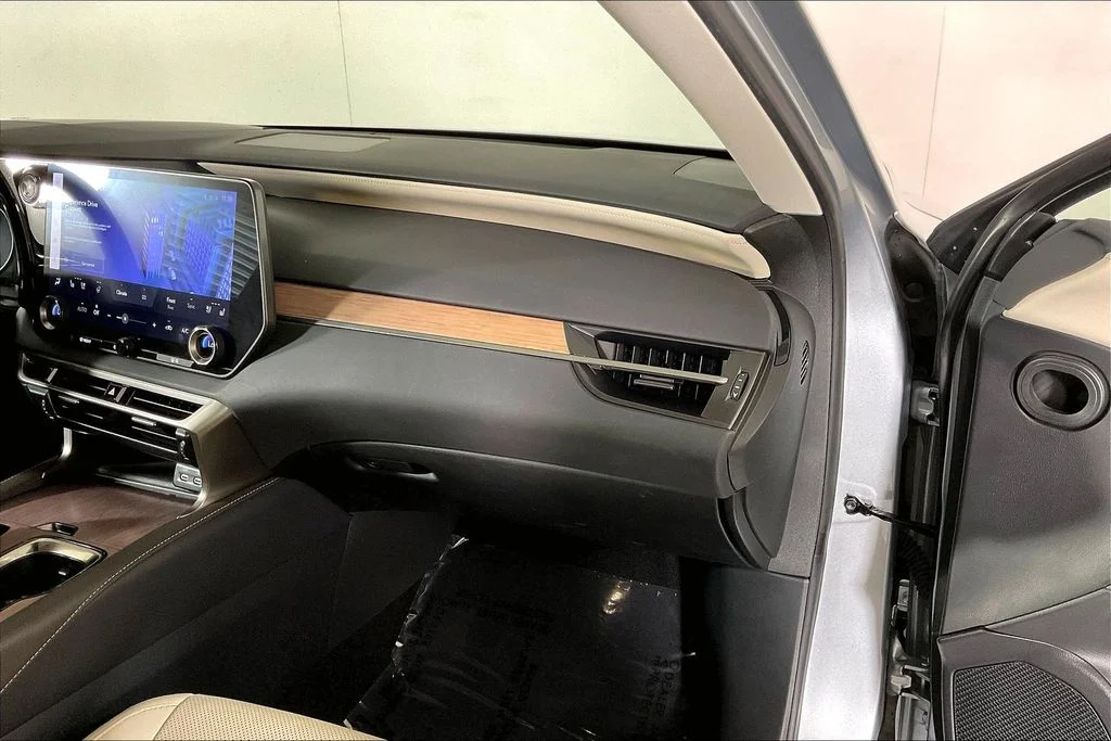 Used 2023  Lexus 350 image 16