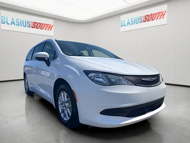 2022 Chrysler Voyager LX's photo