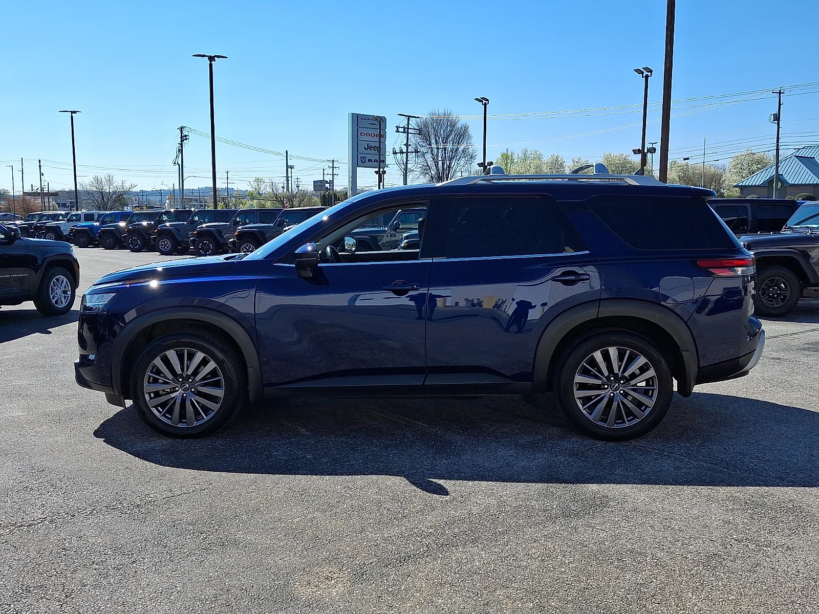 Used 2023 Blue Nissan SL image 7