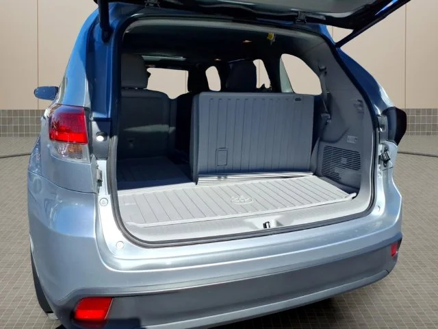 Used 2017 Silver Toyota XLE image 8