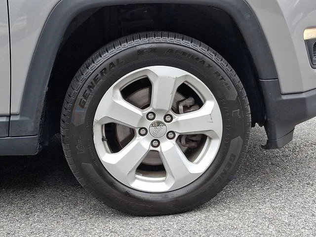 Used 2018 Silver Jeep Latitude image 9
