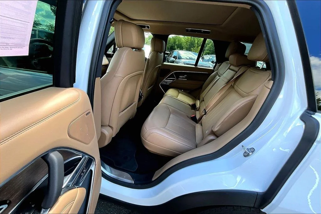 Used 2024 White Land Rover SE image 26