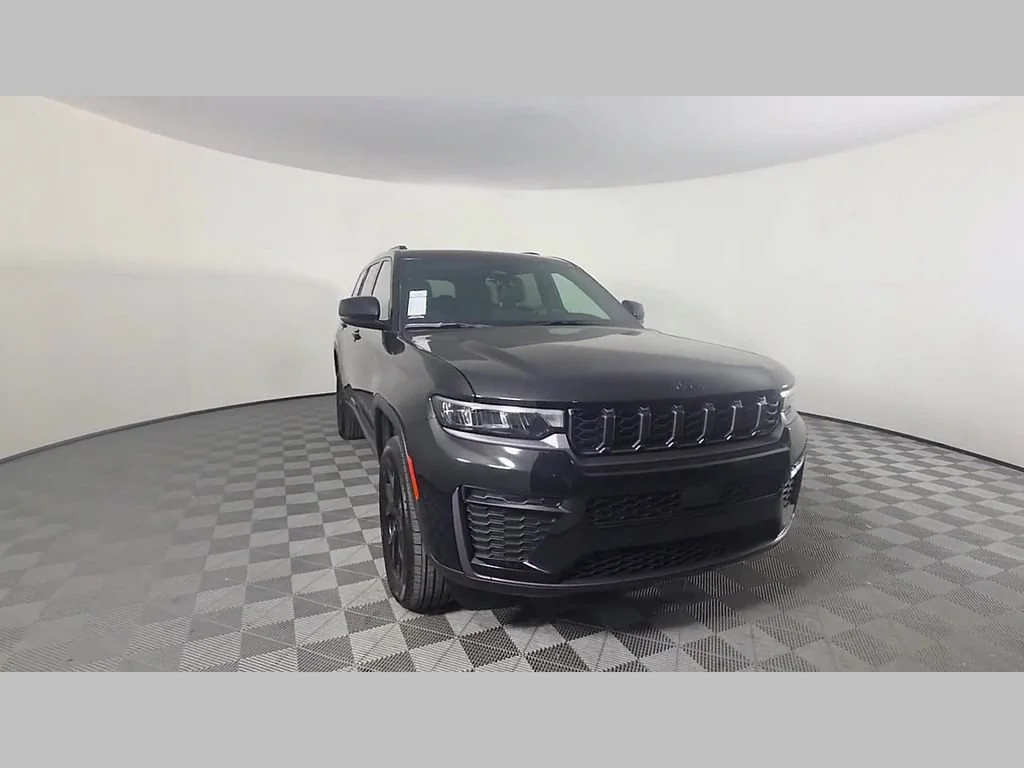 New 2026 Diamond Black Crystal Pearl-Coat Exterior Paint Jeep Laredo Altitude image 38