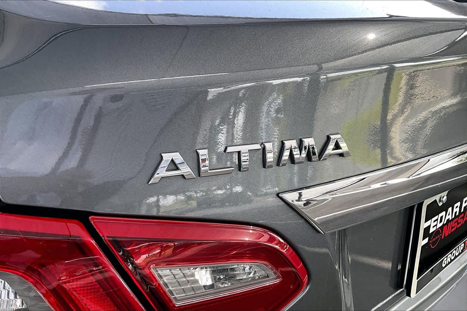 Used 2018 Gun Metallic Nissan 2.5 S image 9