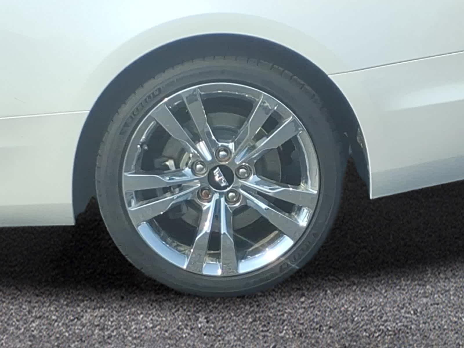 Used 2017 Crystal White Tricoat Cadillac Luxury AWD image 3