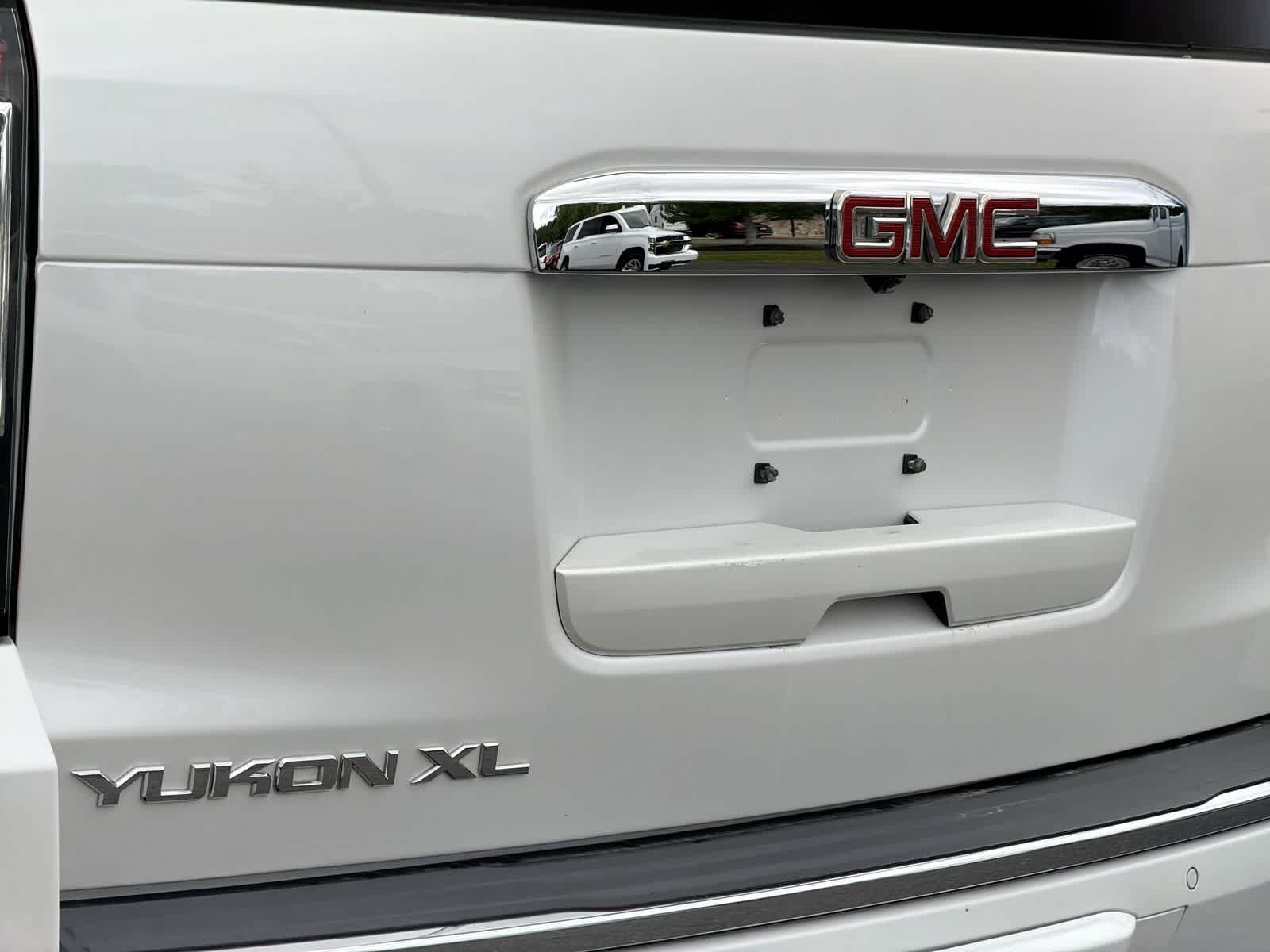 Used 2019 White Frost Tricoat GMC Denali image 13