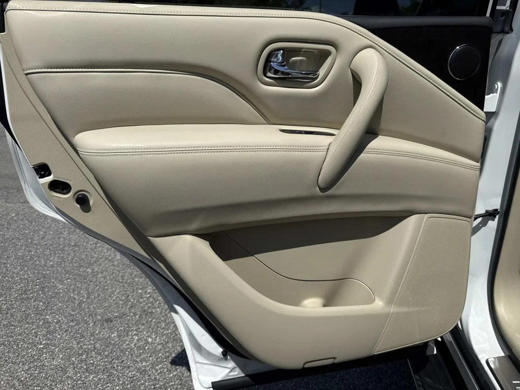 Used 2022 White INFINITI LUXE image 14