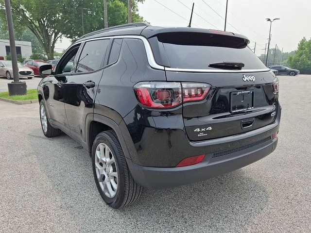 Used 2023 Black Jeep Latitude Lux image 5