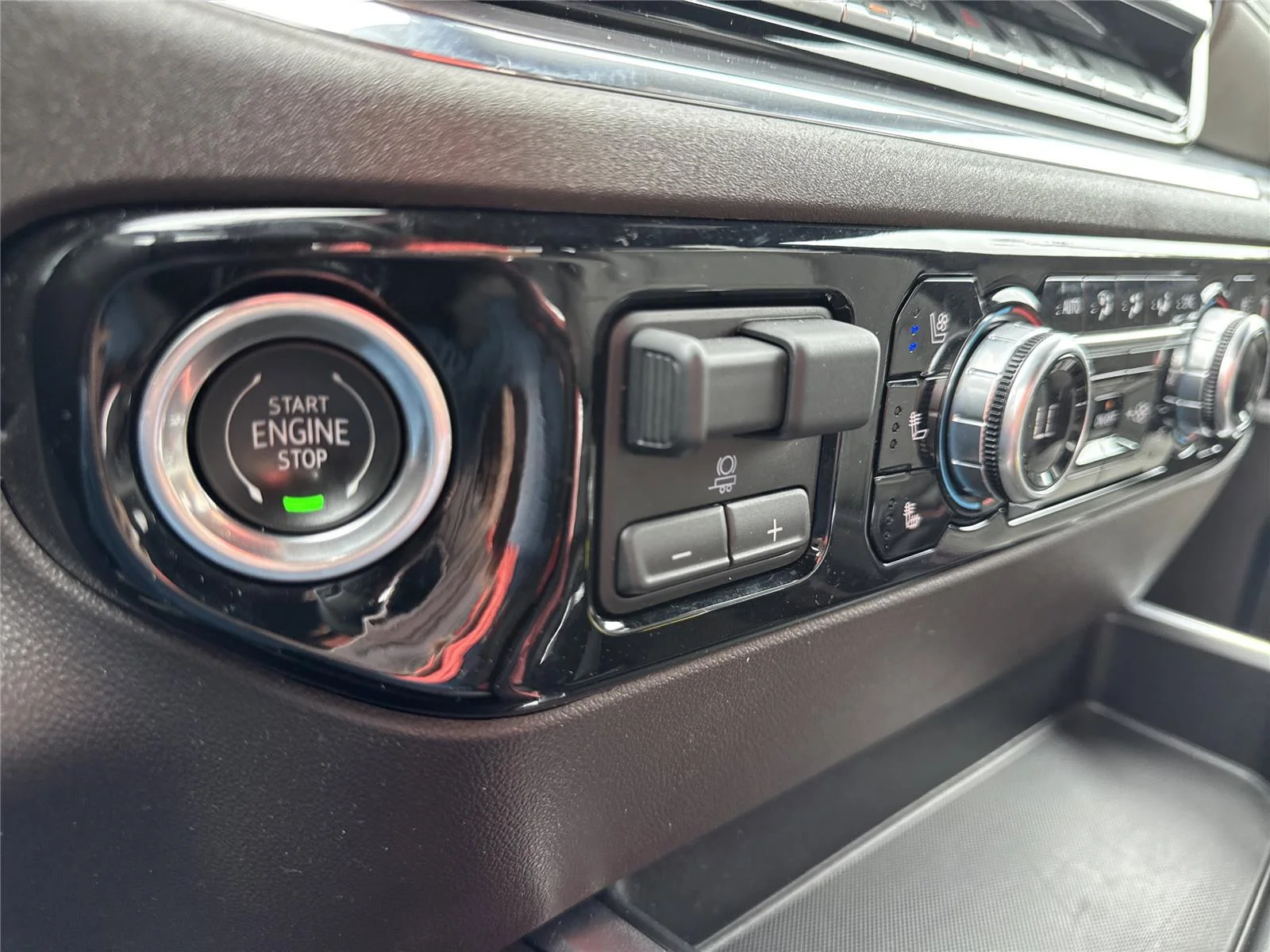 Used 2024 Titanium Rush Metallic GMC SLT image 28