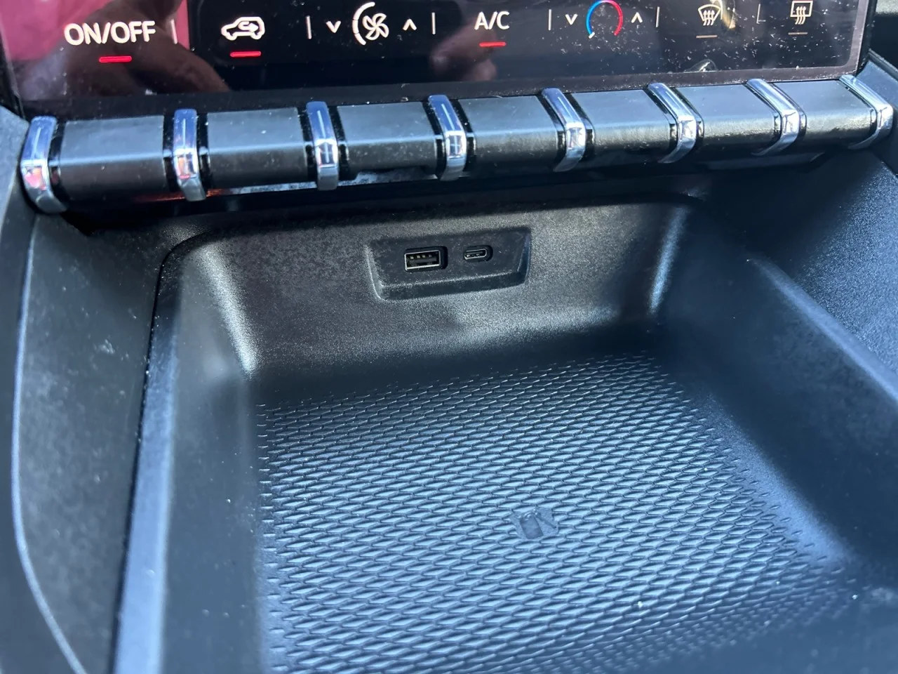Used 2025 Summit White GMC Elevation image 19