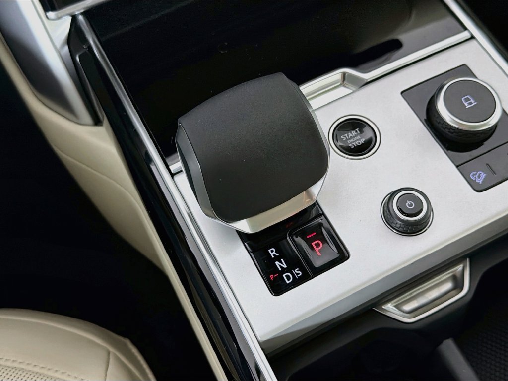 New 2027 Fuji White Land Rover SE image 17