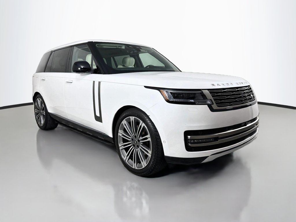 Used 2024 White Land Rover SE image 3