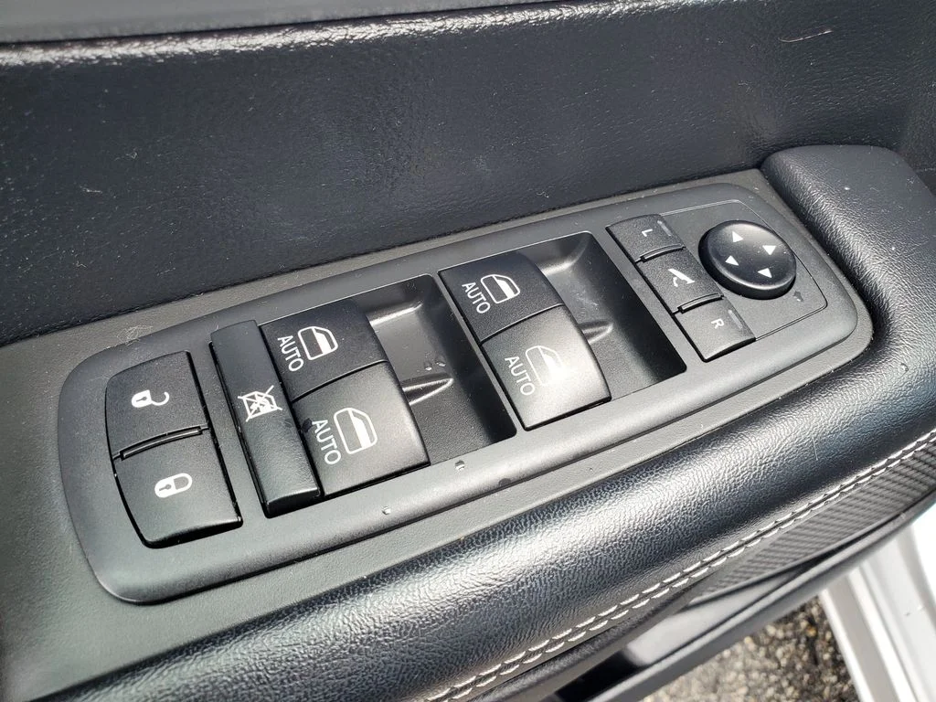 Used 2019 Silver Chrysler Limited image 25